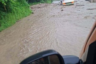 CNAIR: Traficul rutier pe DN 10, în zona localităţilor Nehoiaşu şi Colţu Pietrei, se desfăşoară cu dificultate, din cauza ploilor abundente