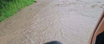 CNAIR: Traficul rutier pe DN 10, în zona localităţilor Nehoiaşu şi Colţu Pietrei, se desfăşoară cu dificultate, din cauza ploilor abundente