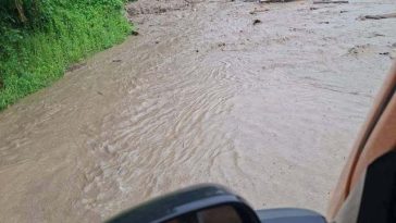 CNAIR: Traficul rutier pe DN 10, în zona localităţilor Nehoiaşu şi Colţu Pietrei, se desfăşoară cu dificultate, din cauza ploilor abundente