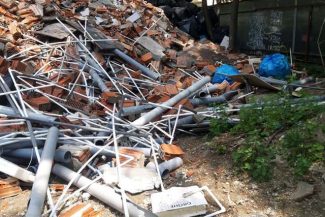 Amendă pe un şantier din Sectorul 4, din cauza poluării – Deşeurile din construcţii erau depozitate direct pe sol şi erau amestecate cu gunoaie din plastic şi polistiren / Firma nu avea montate nici sisteme eficiente pentru reducerea prafului