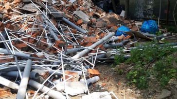 Amendă pe un şantier din Sectorul 4, din cauza poluării – Deşeurile din construcţii erau depozitate direct pe sol şi erau amestecate cu gunoaie din plastic şi polistiren / Firma nu avea montate nici sisteme eficiente pentru reducerea prafului