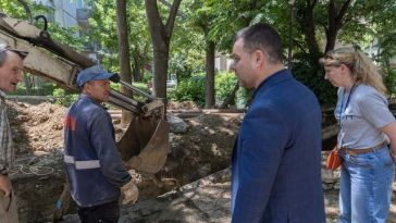 Primarul general, verificări pe şantierul de pe Calea Văcăreşti, aflat la stadiu de doar 30%, deşi lucrările ar fi trebuit finalizate – La un punct de lucru a găsit doar trei muncitori / Ciucu: Riscăm să pierdem bani dacă lucrările nu sunt gata la timp
