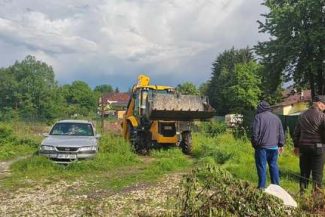 Situaţie de urgenţă la Câmpulung, unde un heleşteu construit ilegal s-a umplut în urma ploilor, iar malurile de pământ au cedat / Apa a ajuns pe stradă şi în subsolurile vecinilor / Elena Lasconi: La Câmpulung nu ai cum să te plictiseşti – FOTO