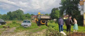 Situaţie de urgenţă la Câmpulung, unde un heleşteu construit ilegal s-a umplut în urma ploilor, iar malurile de pământ au cedat / Apa a ajuns pe stradă şi în subsolurile vecinilor / Elena Lasconi: La Câmpulung nu ai cum să te plictiseşti – FOTO