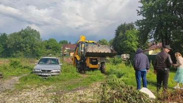 Situaţie de urgenţă la Câmpulung, unde un heleşteu construit ilegal s-a umplut în urma ploilor, iar malurile de pământ au cedat / Apa a ajuns pe stradă şi în subsolurile vecinilor / Elena Lasconi: La Câmpulung nu ai cum să te plictiseşti – FOTO