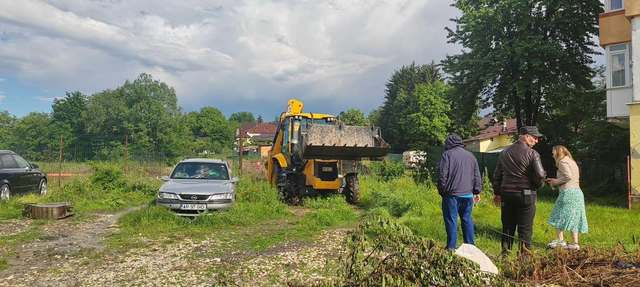 Situaţie de urgenţă la Câmpulung, unde un heleşteu construit ilegal s-a umplut în urma ploilor, iar malurile de pământ au cedat / Apa a ajuns pe stradă şi în subsolurile vecinilor / Elena Lasconi: La Câmpulung nu ai cum să te plictiseşti – FOTO