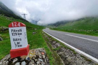Deschiderea circulaţiei pe Transfăgărăşan, programată pentru vineri la ora 09.00, amânată câteva ore din cauza codului portocaliu