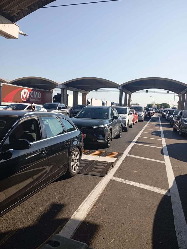 CNAIR: Circulaţie îngreunată pe Podul Giurgiu-Ruse din cauza lucrărilor pe partea bulgară a podului / Coloane de maşini şi zeci de minute de aşteptare – FOTO