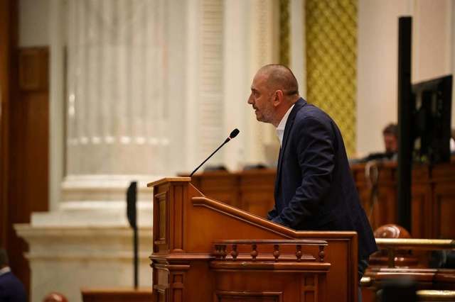 Vicepreşedinte USR: Această mascaradă trebuie oprită. Guvernul Veştea nu are susţinere/ Guvernul baronilor nu se poticneşte în politici sau proiecte, ci în marea împărţeală – cine controlează proiectele pe energie, ce gaşcă controlează drumarii