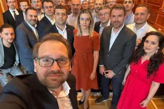 Dominic Fritz, în fotografie alături de colegii din partid, în aşteptarea sentinţei: Ce zi de coincidenţe. Orice se întâmplă, noi rămânem în picioare, nu ne lăsăm intimidaţi şi ne vom lupta în continuare pentru un stat corect şi funcţional