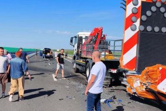 Autospecială a DRDP Craiova, puternic lovită de un autoturism / Autospeciala a fost lovită cu o asemenea forţă încât au fost distruse atât atenuatorul de impact, cât şi autocamionul care îl transporta / Nu s-au înregistrat victime – FOTO