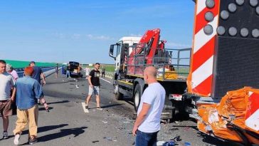 Autospecială a DRDP Craiova, puternic lovită de un autoturism / Autospeciala a fost lovită cu o asemenea forţă încât au fost distruse atât atenuatorul de impact, cât şi autocamionul care îl transporta / Nu s-au înregistrat victime – FOTO