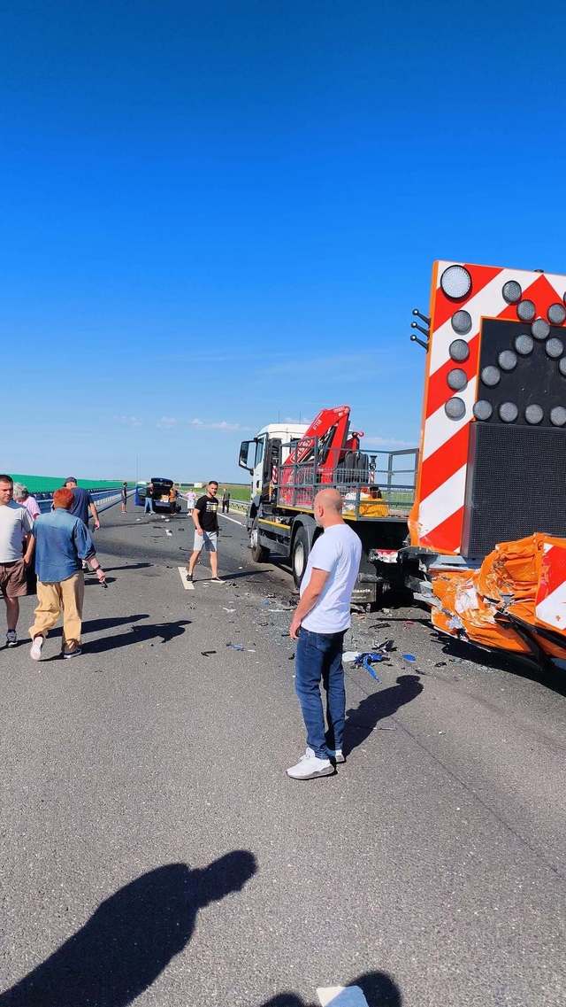Autospecială a DRDP Craiova, puternic lovită de un autoturism / Autospeciala a fost lovită cu o asemenea forţă încât au fost distruse atât atenuatorul de impact, cât şi autocamionul care îl transporta / Nu s-au înregistrat victime – FOTO