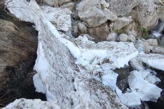 Traseul turistic Jepii Mici din Bucegi rămâne închis, din cauza porţiunilor acoperite de zăpadă / Duminică, un pod de gheaţă s-a rupt sub un grup de turişti – FOTO