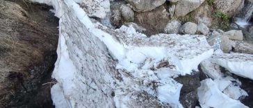 Traseul turistic Jepii Mici din Bucegi rămâne închis, din cauza porţiunilor acoperite de zăpadă / Duminică, un pod de gheaţă s-a rupt sub un grup de turişti – FOTO