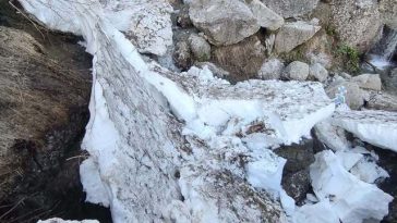 Traseul turistic Jepii Mici din Bucegi rămâne închis, din cauza porţiunilor acoperite de zăpadă / Duminică, un pod de gheaţă s-a rupt sub un grup de turişti – FOTO