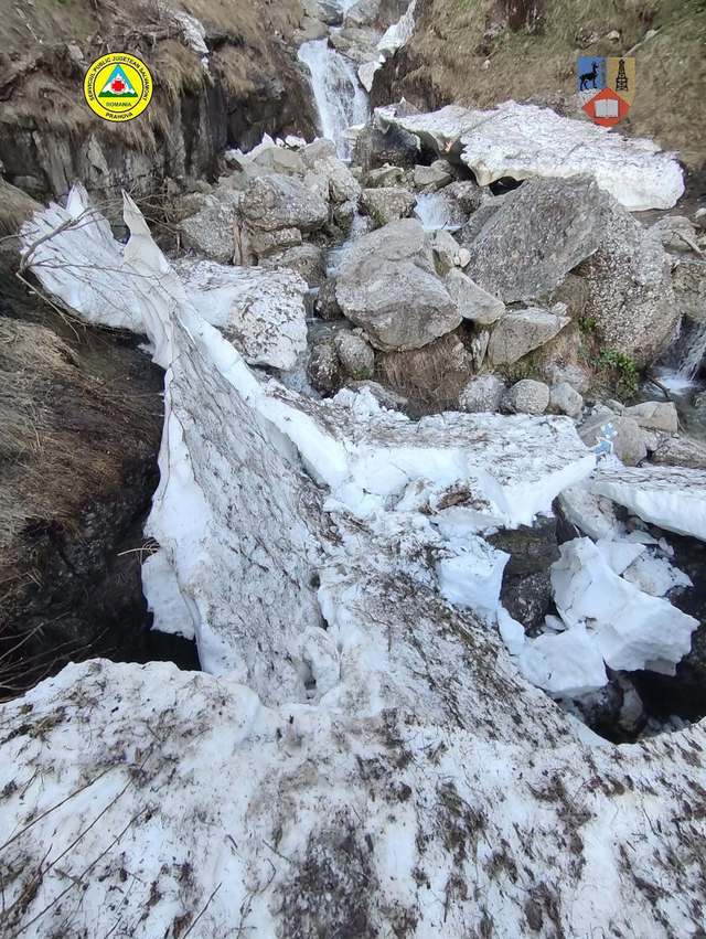 Traseul turistic Jepii Mici din Bucegi rămâne închis, din cauza porţiunilor acoperite de zăpadă / Duminică, un pod de gheaţă s-a rupt sub un grup de turişti – FOTO
