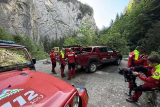 Salvamontiştii caută două persoane epuizate care s-au rătăcit într-o zona cu pericol de cădere în gol din zona superioară a Cheilor Bicazului