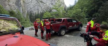 Salvamontiştii caută două persoane epuizate care s-au rătăcit într-o zona cu pericol de cădere în gol din zona superioară a Cheilor Bicazului