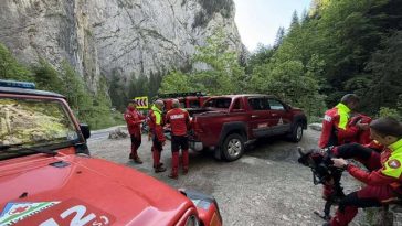 Salvamontiştii caută două persoane epuizate care s-au rătăcit într-o zona cu pericol de cădere în gol din zona superioară a Cheilor Bicazului