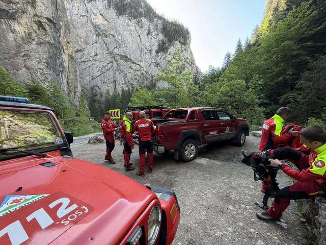 Salvamontiştii caută două persoane epuizate care s-au rătăcit într-o zona cu pericol de cădere în gol din zona superioară a Cheilor Bicazului