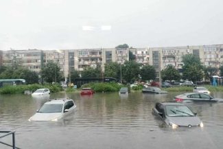Furtuni puternice în judeţul Dolj – Zeci de intervenţii ale pompierilor / Oameni blocaţi în magazine / Olguţa Vasilescu anunţă precipitaţii de o sută de litri pe metru pătrat – FOTO