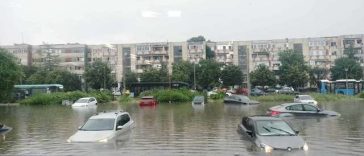 Furtuni puternice în judeţul Dolj – Zeci de intervenţii ale pompierilor / Oameni blocaţi în magazine / Olguţa Vasilescu anunţă precipitaţii de o sută de litri pe metru pătrat – FOTO