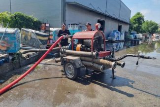 IGSU: Inundaţii în 12 localităţi din 10 judeţe / Un spital a rămas fără electricitate, după ce trei copaci s-au prăbuşit peste un stâlp