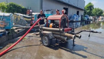IGSU: Inundaţii în 12 localităţi din 10 judeţe / Un spital a rămas fără electricitate, după ce trei copaci s-au prăbuşit peste un stâlp