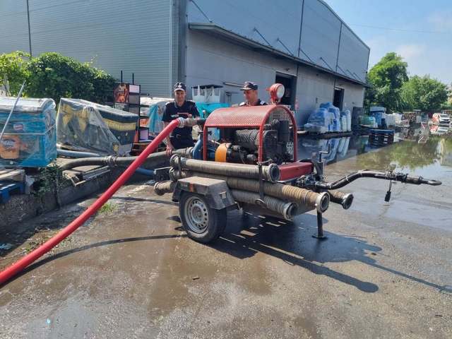 IGSU: Inundaţii în 12 localităţi din 10 judeţe / Un spital a rămas fără electricitate, după ce trei copaci s-au prăbuşit peste un stâlp