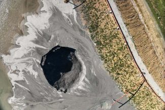 Incident tehnic la depozitul de zgură şi cenuşă Valea Căprişoarei – S-a identificat apariţia unei tasări/afundări în cuveta iazului, cu un diametru de aproximativ 50 m, o adâncime estimată de 12 m / Măsuri dispuse – FOTO