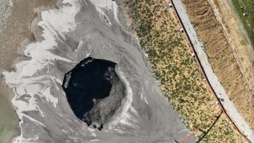 Incident tehnic la depozitul de zgură şi cenuşă Valea Căprişoarei – S-a identificat apariţia unei tasări/afundări în cuveta iazului, cu un diametru de aproximativ 50 m, o adâncime estimată de 12 m / Măsuri dispuse – FOTO