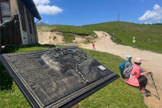 Primul traseu montan pentru persoane cu deficienţe de vedere din România, inaugurat în Masivul Ciucaş