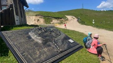 Primul traseu montan pentru persoane cu deficienţe de vedere din România, inaugurat în Masivul Ciucaş