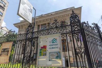 Primăria Bucureşti anunţă cea mai mare reţea de adăposturi climatice din România – 71 de instituţii publice, alături de 200 de sedii de farmacii, îşi deschid miercuri uşile pentru trecătorii care au nevoie de câteva clipe de revigorare