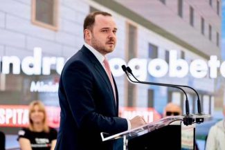 Rogobete (PSD) îl invită pe Ilie Bolojan să meargă cu el pe holurile unei secţii de oncologie:  Domnule Bolojan, opriţi-vă o clipă din calcule şi din negocieri. La patul bolnavului nu există propagandă, nu există sondaje, nu existǎ Ambasade