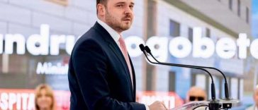 Rogobete (PSD) îl invită pe Ilie Bolojan să meargă cu el pe holurile unei secţii de oncologie:  Domnule Bolojan, opriţi-vă o clipă din calcule şi din negocieri. La patul bolnavului nu există propagandă, nu există sondaje, nu existǎ Ambasade