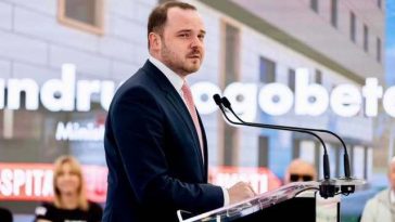 Rogobete (PSD) îl invită pe Ilie Bolojan să meargă cu el pe holurile unei secţii de oncologie:  Domnule Bolojan, opriţi-vă o clipă din calcule şi din negocieri. La patul bolnavului nu există propagandă, nu există sondaje, nu existǎ Ambasade