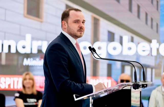 Rogobete (PSD) îl invită pe Ilie Bolojan să meargă cu el pe holurile unei secţii de oncologie:  Domnule Bolojan, opriţi-vă o clipă din calcule şi din negocieri. La patul bolnavului nu există propagandă, nu există sondaje, nu existǎ Ambasade