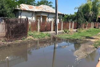 Control al Gărzii de Mediu într-o localitate din Buzău, unde locuitorii au sesizat evacuarea necorespunzătoare a apelor uzate şi a dejecţiilor pe domeniul public / Staţia de epurare nu este funcţională