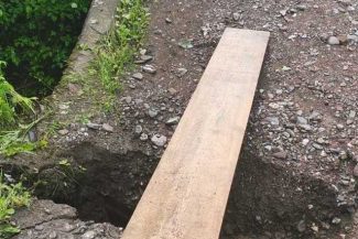Neamţ: Un pod din localitatea Grinţieş a fost afectat de ploile torenţiale. Accesul către 15 gospodării se poate face doar cu autoturisme, nu şi cu autovehicule mari