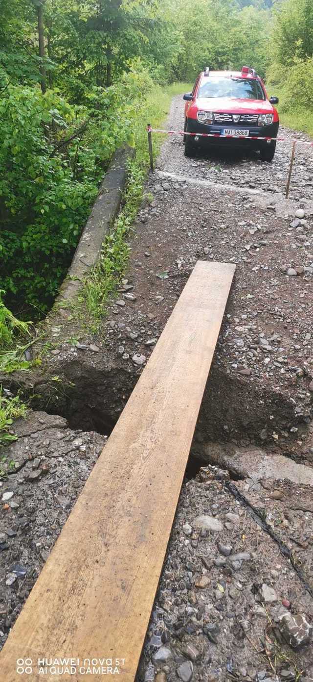 Neamţ: Un pod din localitatea Grinţieş a fost afectat de ploile torenţiale. Accesul către 15 gospodării se poate face doar cu autoturisme, nu şi cu autovehicule mari