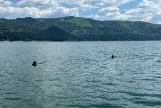 Neamţ: A treia zi de căutări, fără rezultat, în cazul unui bărbat care a căzut dintr-o barcă în lacul Izvorul Muntelui
