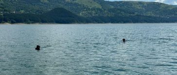 Neamţ: A treia zi de căutări, fără rezultat, în cazul unui bărbat care a căzut dintr-o barcă în lacul Izvorul Muntelui