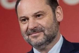 Fostul ministru al transporturilor din Spania, condamnat la 24 de ani de închisoare pentru corupţie. Acuzaţiile includ mită primită pentru achiziţiile de măşti din perioada pandemiei de COVID-19. Premierul Pedro Sanchez, presat să demisioneze