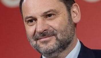 Fostul ministru al transporturilor din Spania, condamnat la 24 de ani de închisoare pentru corupţie. Acuzaţiile includ mită primită pentru achiziţiile de măşti din perioada pandemiei de COVID-19. Premierul Pedro Sanchez, presat să demisioneze