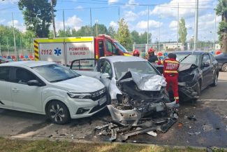 Patru adulţi şi o minoră, implicaţi într-un accident rutier cu patru maşini, în Oradea/ Două dintre victime au fost transportate la spital