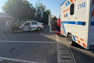 Iaşi: Ambulanţă care transporta un copil la spital, implicată într-un accident la ieşirea din Hârlău/ Şoferul unui autoturism, rănit/ Copilul şi însoţitorul său, preluaţi de o altă ambulanţă şi duşi la spital