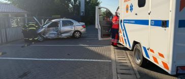 Iaşi: Ambulanţă care transporta un copil la spital, implicată într-un accident la ieşirea din Hârlău/ Şoferul unui autoturism, rănit/ Copilul şi însoţitorul său, preluaţi de o altă ambulanţă şi duşi la spital