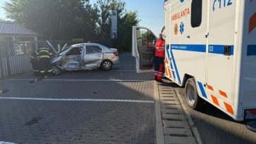 Iaşi: Ambulanţă care transporta un copil la spital, implicată într-un accident la ieşirea din Hârlău/ Şoferul unui autoturism, rănit/ Copilul şi însoţitorul său, preluaţi de o altă ambulanţă şi duşi la spital